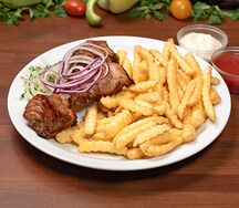 Шашлык из свинины с картофелем фри