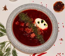 Борщ с домашними булочками и салом