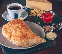 Чебурек с сыром и соусом сацебели