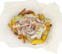 Картофель с беконом и красным луком