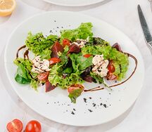 Салат со свеклой с сыром страчателла