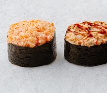 Гункан с лососем