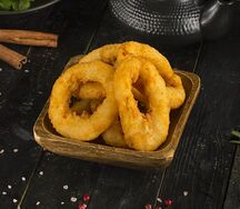 Луковые кольца с соусом Цезарь