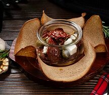 Вяленые помидоры с сыром фета и бородинскими гренками