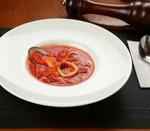 Томатный суп с морепродуктами