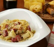 Папарделли с белыми грибами и колбасками