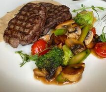 Медальоны из говядины с соусом порто