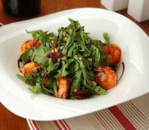 Руккола с креветками и вялеными томатами