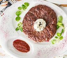 Плескавица с овощным тартаром