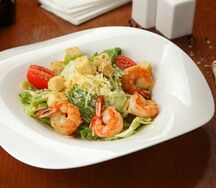 Цезарь с тигровыми креветками