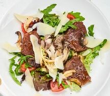 Салат с телячьими щечками