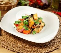 Теплый салат из баклажанов