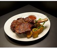 Стейк из розовой телятины на кости