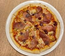 Пицца с белыми грибами и пармской ветчиной