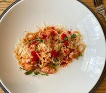 Спагети с лососем и креветками