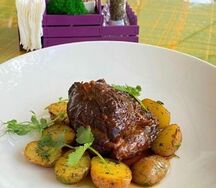 Томленая мраморная говядина с молодым картофелем