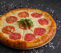 Открытый пирог с сыром и помидорами