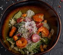 Салат Цезарь с креветками