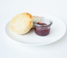 Английский маффин с маслом и домашним вареньем