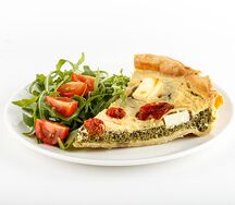 Киш овощной со шпинатом, фетой и черри