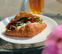 Запеченный круассан с куриным филе и камамбером