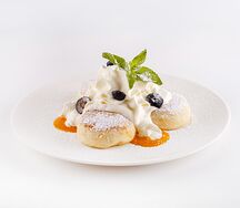 Сырники со сметанным муссом и ягодным пюре