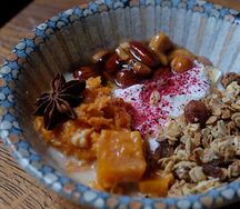 Йогурт с медовой тыквой и орехами