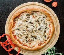Пицца с ветчиной и грибами