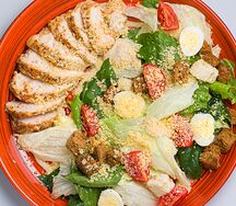 Цезарь с пряной куриной грудкой