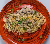 Спагетти с курицей и шампиньонами в сливочном соусе