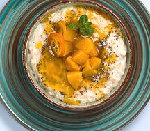 Каша с манговым конфитюром, кусочками персика и семенами чиа