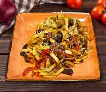 Жареная лапша с говядиной