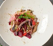 Салат с осьминогом и овощами