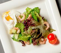 Салат с яйцом пашот и креветками