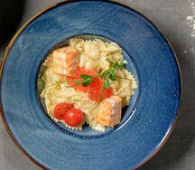 Фарфалле с лососем и красной икрой