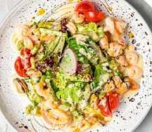 Теплый салат с морепродуктами