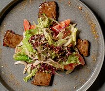 Салат с телячьей печенью