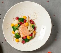 Лосось, запеченный с овощами