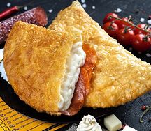 Чебурек с пепперони, напиток и закуски