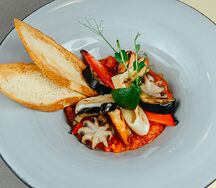 Морепродукты на гриле в пикантном соусе