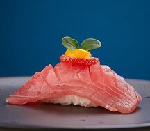 Суши №11 с тунцом yellowfin, свежей клубникой и соусом из манго