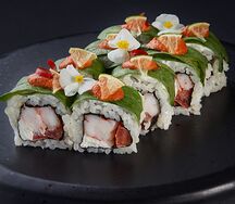 Ролл №45 с индийской креветкой и пряным соусом