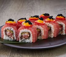 Ролл №17 с тунцом Yellowfin, авокадо и свежей клубникой