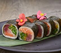 Ролл №19 с мурманским лососем, тунцом yellowfin и морским окунем