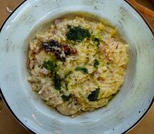 Паста ризони с беконом, креветками и вялеными томатами