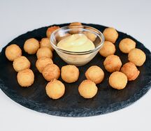 Картофельные шарики с сырным соусом