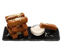 Чесночные гренки с соусом