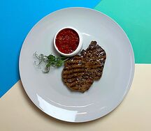 Стейк из cвинoй шейки с томатным соусом
