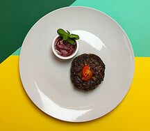 Мясной бифштекс с красным луком