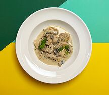Индейка в чесночном соусе с кунжутом